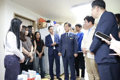 8.8 고용노동부장관 외국인 근로현장방문 (19).jpg