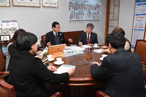 한국공인중개사협회 전북지부 여성위원회 성금전달 (2).JPG