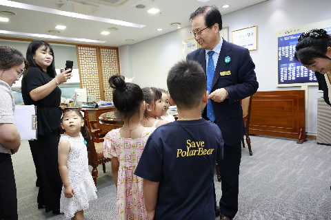 무지개재능유치원 아나바다 행사 수익금 전달식 (3).JPG