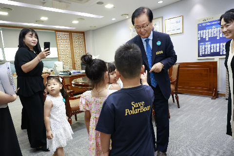 무지개재능유치원 아나바다 행사 수익금 전달식 (2).JPG