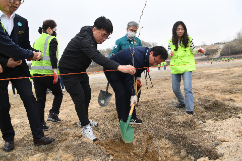 식목일기념 나무심기 행사 (17).JPG