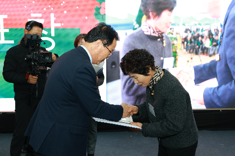 완주군 새마을지도자대회 & 크리스마스 축제 (30).JPG