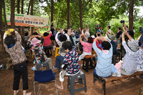 중노년 1인가구 만가리 황토길 맨발걷기 (14).JPG