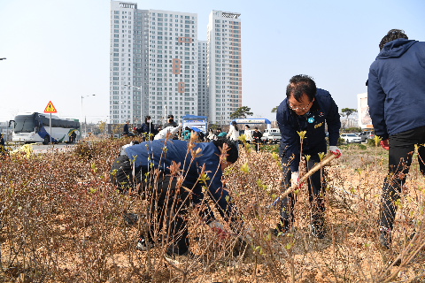 식목일 기념 나무심기 행사 (62).JPG
