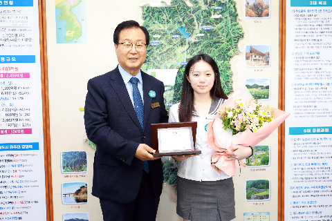 이한나어린이청소년의회의원 1일 군수 위촉식 (8).JPG