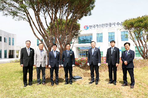 수소용품센터 기념식수 행사 (34).JPG