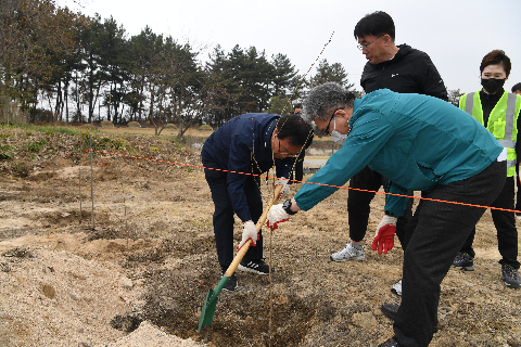 식목일기념 나무심기 행사 (15).JPG