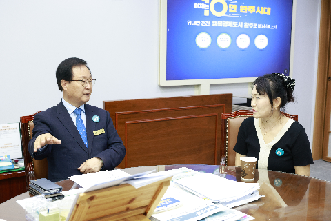 무지개재능유치원 아나바다 행사 수익금 전달식 (11).JPG