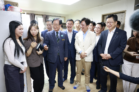 8.8 고용노동부장관 외국인 근로현장방문 (13).jpg
