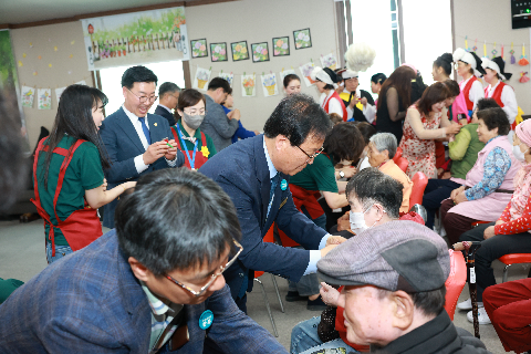 효앤정데이케어센터 어버이날 기념 행사 (17).JPG