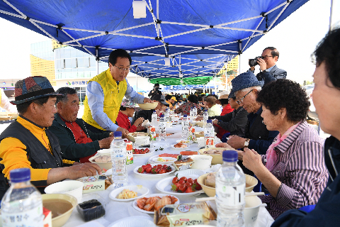 용진읍 어르신 삼계탕 나눔행사 (43).JPG