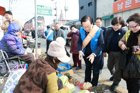 고산시장 설맞이 전통시장 장보기 행사 (30).JPG