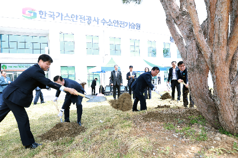 수소용품센터 기념식수 행사 (36).JPG