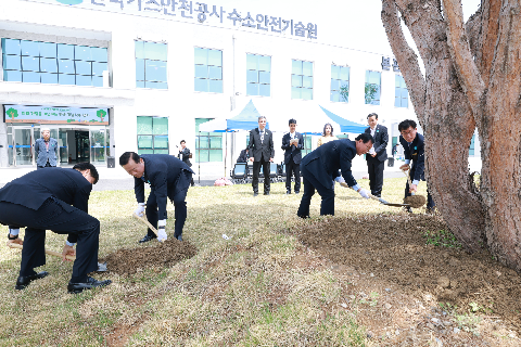 수소용품센터 기념식수 행사 (38).JPG