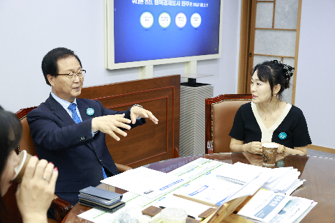 무지개재능유치원 아나바다 행사 수익금 전달식 (13).JPG