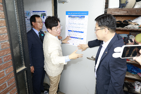 8.8 고용노동부장관 외국인 근로현장방문 (21).jpg