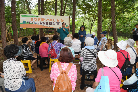 중노년 1인가구 만가리 황토길 맨발걷기 (8).JPG