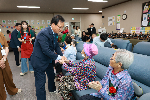 효앤정데이케어센터 어버이날 기념 행사 (3).JPG