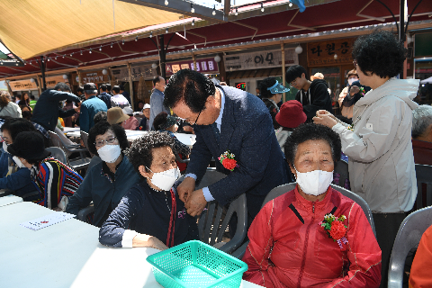 어버이날 기념 시니어클럽 어르신 효도잔치 (33).JPG