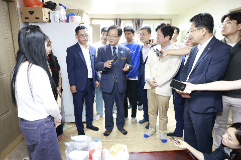 8.8 고용노동부장관 외국인 근로현장방문 (18).jpg