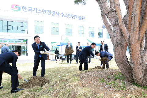 수소용품센터 기념식수 행사 (35).JPG