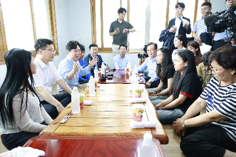 8.8 고용노동부장관 외국인 근로현장방문 (41).jpg