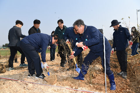 식목일 기념 나무심기 행사 (22).JPG
