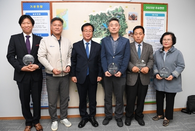 지방 재정 확충 기여자 감사패 수여